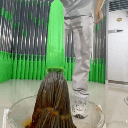 Self-twisting Water Rotating Mop